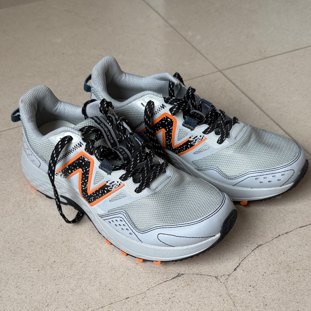 New Balance T410 Light Gray & Orange Trail Running Shoes, size 7.5 NWOT